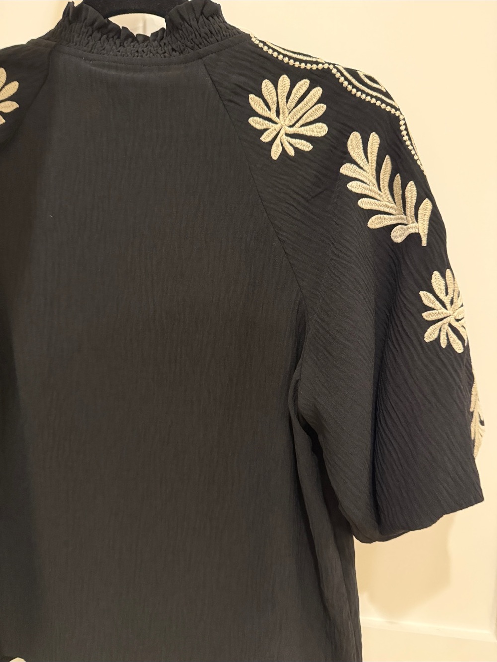 Boutique embroidered puff sleeve top - Picture 4 of 7